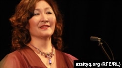 Певица Сауле Жанпеисова во время выступления.