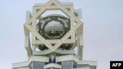 Дворец бракосочетания в Ашгабаде. 28 октября 2011 года.