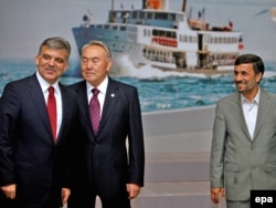Президент Турции Абдулла Гюль, президент Казахстана Нурсултан Назарбаев и президент Ирана Махмуд Ахмеденижад. Стамбул, 8 июня 2010 года.