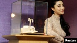 Актриса Фан Биңбиң Chopard ("Шопард") саатынын жанында, Канн, Франция, 17.05.2013.