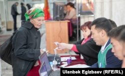 На одном из избирательных участков в Оше.