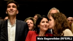 Зурабишвили уул-кызы менен.