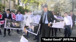 Эътирози гурӯҳе аз ҷавонон дар назди Дафтари САҲА дар шаҳри Душанбе. Акс аз соли гузашта