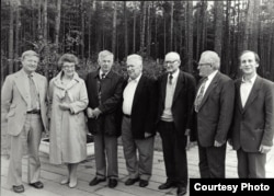 Справа налева: Уладзімер Конан, Адам Мальдзіс, Дзьмітры Бугаёў, Вітаўт Кіпель, Васіль Быкаў, Зора Кіпель, Юры Хадыка. Вітаўту Кіпелю – 90 год. Верасень 1995 году, Іслач