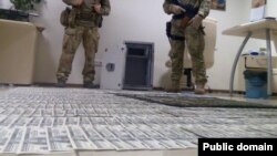 Цінності і гроші, вилучені під час обшуків у «діамантових прокурорів» Володимира Шапакіна і Олександра Корнійця, липень 2015 року