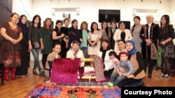 Москвада баланы бешикке бөлөө.