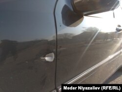 Милиция кызматкерлери аткан октун автоунаада калган тагы.