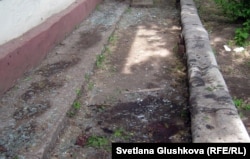 Место, где, по словам очевидцев, был обнаружены части тела погибшего при взрыве. Астана, 24 мая 2011 года.