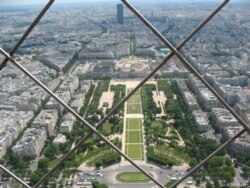 Вигляд з Ейфелевої вежі, яка була зачинена через вірус протягом найдовшого періоду з часу Другої світової війни