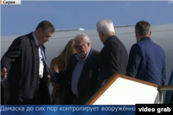 Педро Аргамунт прибуває до Сирії у березні 2017 року на російському літаку (Скріншот з відеосюжету російського Першого каналу).