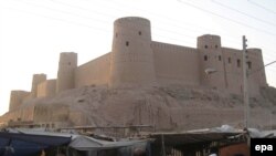 قلعه اختیارالدین ( ارگ) درهرات که در نتیجه زلزله های اخیر بخش های از آن آسیب دیده است