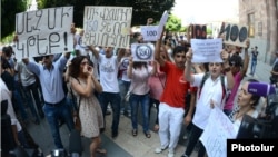 Акция протеста перед зданием правительства, Ереван, 25 июля 2013 г.