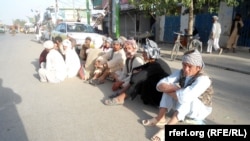 شماری از افراد بی‌کار در جوزجان