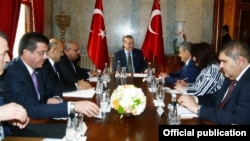 Быйыл февраль айында түрк президенти Эрдоган Өзбекстандын премьер-министринин ошол учурдагы орун басары Рустам Азимовду Стамбулда кабыл алган.