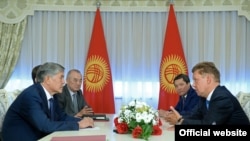 Кыргыз президенти Алмазбек Атамбаев менен "Газпромдун" жетекчиси Алексей Миллердин жолугушуусу. 28-август.