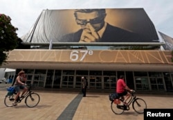 Перед «Палацом фестивалів» у Каннах, Франція