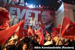 Точнісінько такі самі плакати були готові і для переможного мітингу у Стамбулі, 16 квітня 2017 року