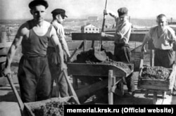 В’язні Норильлагу під час роботи. Для цього фото їх спеціально переодягли