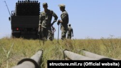 Русия хәрбиләре Акмәчеткә торбалар суза