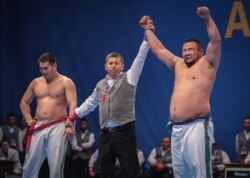 Финалдык беттеш. Нурбек Кожобеков менен монгол балбаны Анар Дорж.