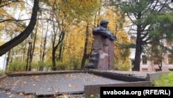 Пляцоўка каля помніка (выгляд да рамонту)