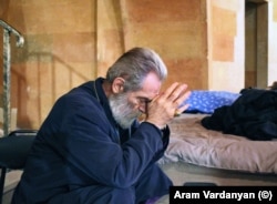 Архиєпископ Паргев Мартиросян, чинний глава Арцахської єпархії Вірменської апостольської церкви, молиться, коли в Степанакерті чути артилерійський вогонь
