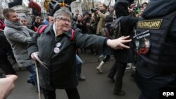 Соттун имаратынын алдындагы нааразылык акциясы, 24-февраль, 2014