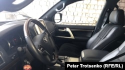 Салон автомобиля Toyota Land Cruiser 200, который был приобретен акиматом Зеленовского района Западно-Казахстанской области за 24,5 миллиона тенге.