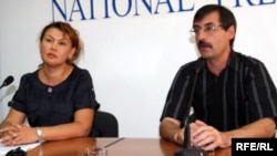 Евгений Жовтис на пресс-конференции с Джамилей Джакишевой, женой арестованного главы «Казатомпрома» Мухтара Джакишева. Алмты, 22 июля 2009 года