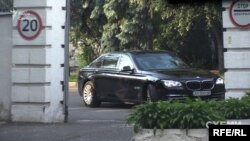 Спочатку, Наприкінці травня 2019-го «Схеми» зафіксували, як на Банкову непублічно завітав олігарх Віктор Пінчук