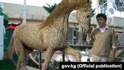 Скульптура скакуна «Евразия» из асыков.