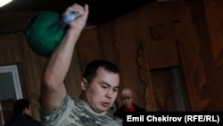 Баңгизатын көзөмөлдөө мамлекеттик кызматынын өкүлү Нурак Эшалиев.11-ноябрь, 2014-жыл