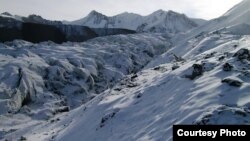 Ледник Давыдова трещит и ползет под тяжестью отвалов с рудника. Фото Михаила Караванова