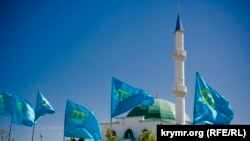 Qurban Bayramında qırımtatar bayraqları. Kefe, Bay Buğa qasabası, 13 sentâbr 2016 senesi. Alina Smutkonıñ çekken fotoresimi