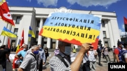 Олена Івановська зазначила, що мовний омбудсмен має мандат здійснювати контроль за застосуванням державної мови під час публічних заходів, але не має повноважень щодо обмеження чи заборони виконання творів іншими мовами