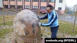 Аляксей Каплан адмывае ад фарбы помнік