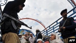 پیشاور یکی از شهرهایی است که بیشترین مهارجران افغان مقیم پاکستان در آن زنده‌گی می‌کنند. آقای گرانده ابتدا به همین شهر سفر خواهد کرد.