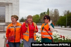 Калааны гүлдөткөн жумушчулар.