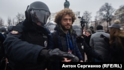 Ільля Варламаў на мітынгу ў падтрымку Аляксея Навальнага ў Маскве, студзень 2021 году