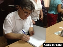 Автор китабын имзалый