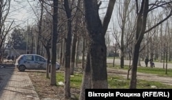 Вулицями Маріуполя також встановлені блокпости окупантів. Вони зупиняють цивільні авто для перевірки. Квітень 2022 року