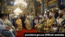 В центрі зліва направо: Вселенський патріарх Варфоломій і глава Православної церкви України (ПЦУ) митрополит Епіфаній. Стамбул, 6 січня 2019 року