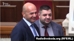 Народні депутати Ігор Кононенко (ліворуч) та Олександр Грановський (праворуч) користуються окремим виходом до сесійної зали, куди не має доступу преси
