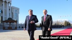 Эмомали Рахмон и Владимир Путин у Дворца Нации