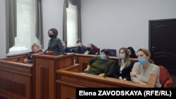 Слева направо: Юлия Тетерина, ее адвокат Марина Цугба, Ольга Брюханова, ее адвокаты Рамина Пасания и Теа Чагунава