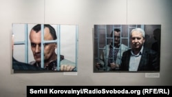 Ліворуч – Микола Карпюк. «Карпюк весь час ув'язнення тримався непохитно. Йому надсилали вишиванки, а він роздавав їх чеченцям в СІЗО і вони ходили в них з поваги до нього. Його поважала охорона, пристави в суді і навіть судді...» (текст Антона Наумлюка). Праворуч – Докка Іцлаєв, адвокат Миколи Карпюка, «…як і адвокат Станіслава Клиха, піддавався серйозному тиску з боку суду»