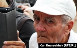 Пенсионер на митинге Несогласных. Алматы, 2 июня 2012 года.