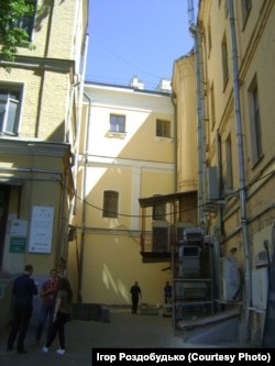 У дворі видно куточок будівлі «Малоросійського подвір’я»