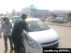 Дорожный полицейский заполняет протокол в узбекском города Андижан. Фото из соцсетей.