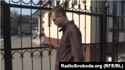 Журналіст Донбас.Реалії Андрій Діхтяренко намагається поспілкуватися з представниками авіакомпанії «Хорс»